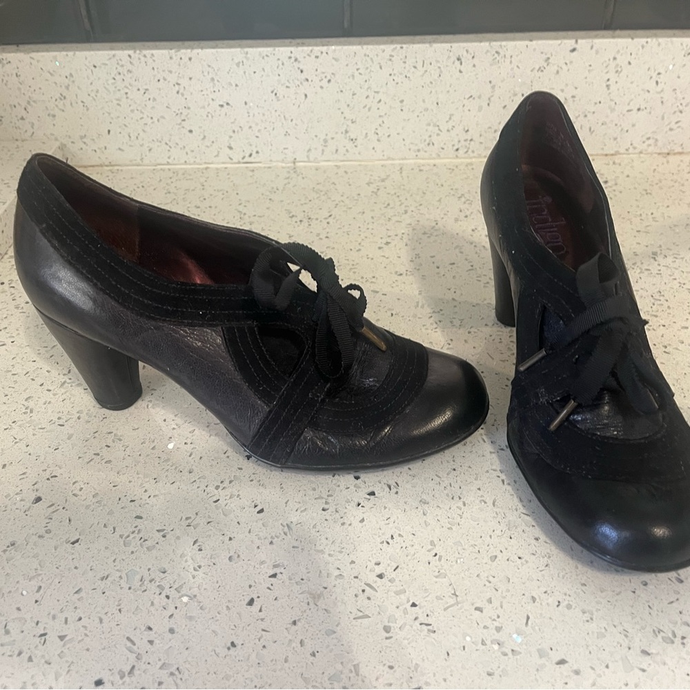 Vintage looking tie front heels.